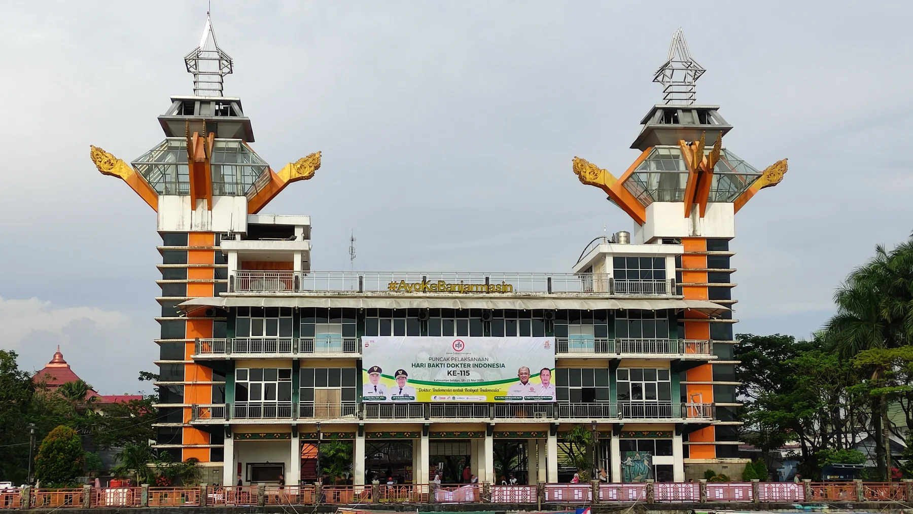 Menara Pandang di siang hari tepi Sungai Martapura